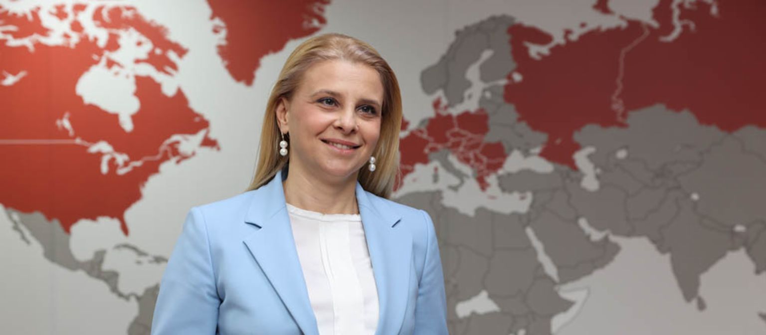 Катерина Бошевска, извршен директор на ЕОС Северна Македонија, стои пред светската мапа